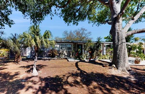 Bayshore Gardens House | The Charter House