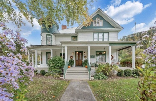 Alderson Apartment | The Chessie, Relaxing 4-bedroom Bed & Breakfast in Historic Alderson, WV, with AC, WiFi