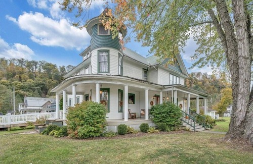 Alderson Apartment | The Chessie, Relaxing 4-bedroom Bed & Breakfast in Historic Alderson, WV, with AC, WiFi