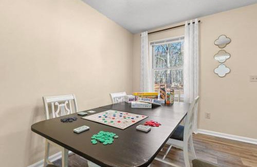 Senoia House | The Chestle House - Updated Ranch with 3 King Beds
