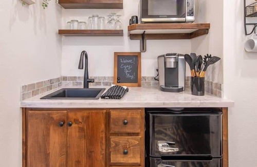 Elm Mott RV Rental | The Chickadee Treehouse 15MIN to Magnolia & Baylor