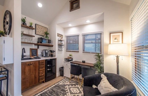 Elm Mott RV Rental | The Chickadee Treehouse 15MIN to Magnolia & Baylor