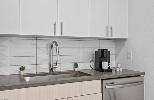 Aurora Apartment | The Chill Zone - Pet Friendly!