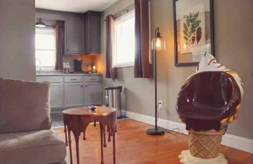 Kingsport Apartment | The Chocolate Suite at Suite Retreats