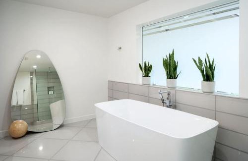 Tonka Vista House | The Claremont - Chic Luxe Putting Green & Pool