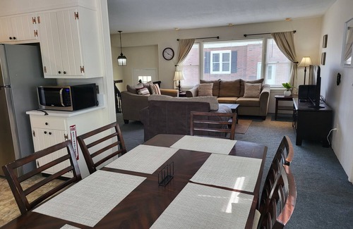 New London House | THE CLASSIC OCEAN BEACH HOUSE: 6 QUEEN 1 SOFA BED
