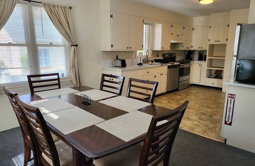 New London House | THE CLASSIC OCEAN BEACH HOUSE: 6 QUEEN 1 SOFA BED