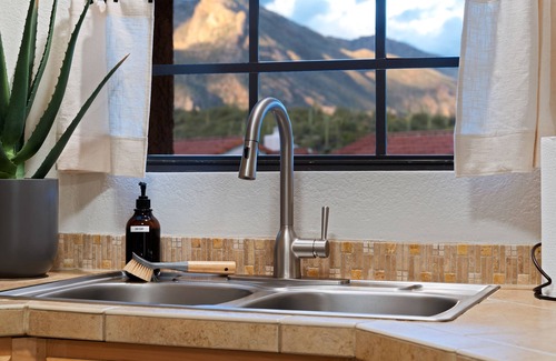 Tucson Condo | The Cliffrose Catalina - couples retreat in fully-equipped condo, pool, mtns 🌵