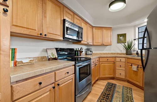Tucson Condo | The Cliffrose Catalina - couples retreat in fully-equipped condo, pool, mtns 🌵