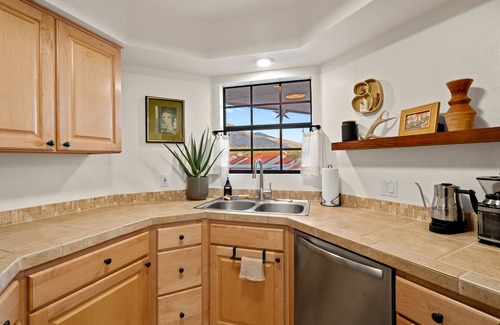 Tucson Condo | The Cliffrose Catalina - couples retreat in fully-equipped condo, pool, mtns 🌵