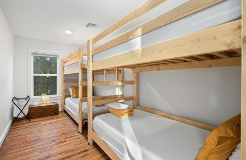 Wimberley House | The Clifftop Perch, 70ft above the dry Blanco