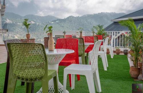 Dharampur Apartment | The Cloudberry Kasauli I Guaranteed Best Price I Serviced Villa I Open Air Rooftop I Couple Friendly I Pvt Balcony I Kasauli By ExoticStays