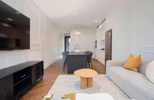Cooks Hill House | The Cloudscape Cosy Modern and Chic Designer Pad