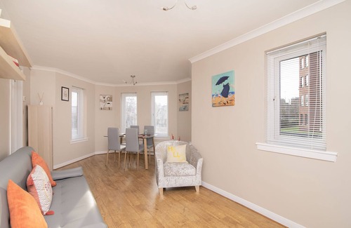 North West Apartment | The Cluthar: Ground Floor West End/City Centre/Rockvilla Flat & Parking