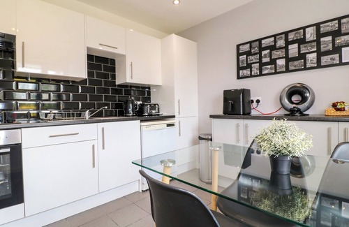 Calwich Cottage | THE COACH HOUSE, BANK TOP FARM, with hot tub in Ashbourne