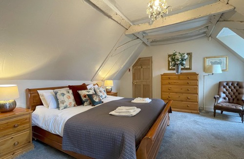 Maidstone Other | The Coach House by Bloom Stays - a holiday let that sleeps 12 guests in 6 bedrooms