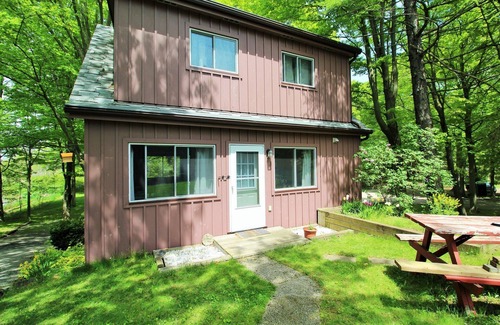 Sherkston Cottage | The Coach House - Nature at its best. Private Beach Access, Creek, Sleeps 4