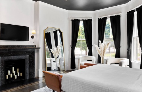Salem Hotel | The Coach House