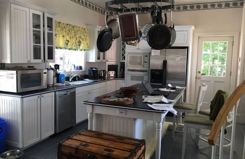 Southern Coast House | The coast of Maine a spacious 10 bedroom home. Equipped with an in ground pool