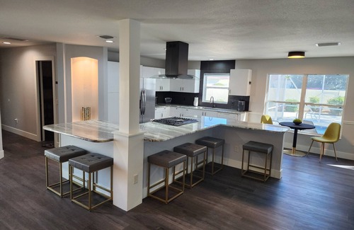 Piedmont House | The Coconut Courtayrd-Private Heated Saltwater Pool-Minutes From Fun-Walk 2 Golf