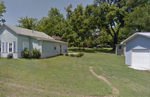 Flippin Cottage | The Cold River Cottage - Walk to the White River and Park!