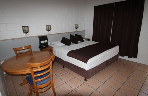 Mundingburra Hotel | The Colonial Rose Motel