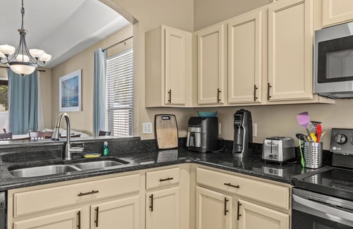 Riverview House | The Comfort House | Step-Free 3BR w/Fenced Yard