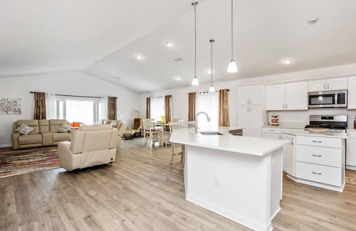 Sumter County House | The Compton Comfort Retreat (Waters Edge)