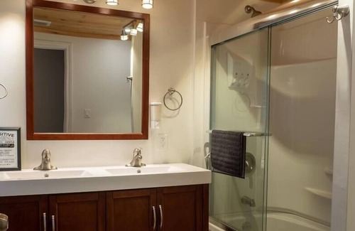 Bloomfield House | The Consecon - Waterfront 5 BDR Cottage
