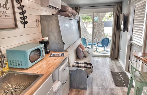 Johnson City House | The Container Retreat @ 290 Wine Trail #5