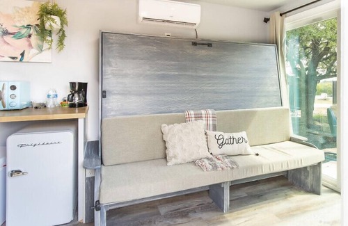 Johnson City House | The Container Retreat @ 290 Wine Trail #7