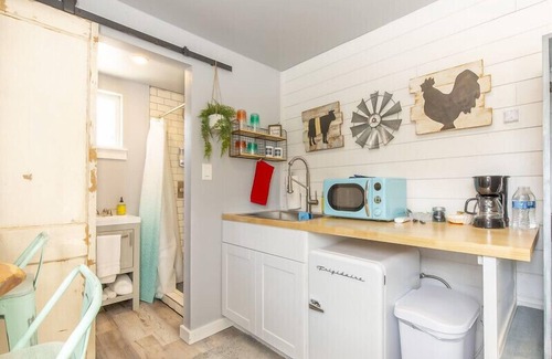 Johnson City House | The Container Retreat @ 290 Wine Trail #8