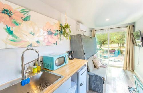 Johnson City House | The Container Retreat @290 Wine Trail #3 Hill Country bliss