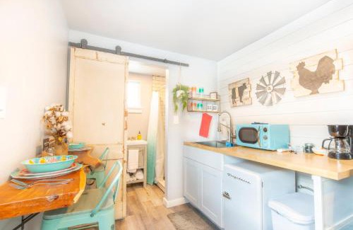 Johnson City House | The Container Retreat @ 290 Wine Trail #4 Relax and unwined!