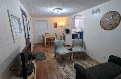Ellis Cottage | "The Coop" - Charming 2-bedroom cottage in Ellis. Dogs Welcome!
