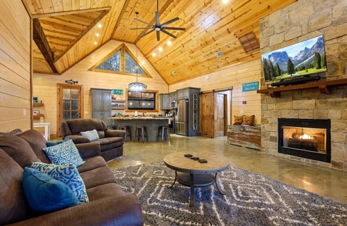 Hochatown Cabin | The Copper Hideout · Hochatown Hideout: Hot Tub, Fire Pit, Pure Relaxation