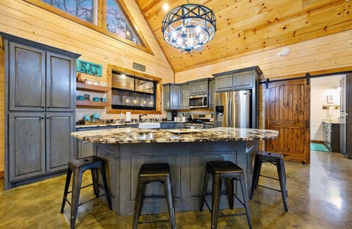 Hochatown Cabin | The Copper Hideout · Hochatown Hideout: Hot Tub, Fire Pit, Pure Relaxation