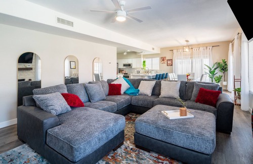 Garden Lakes House | The Copper House (5-Bedroom Home) with Pool - Pets Allowed by RedAwning