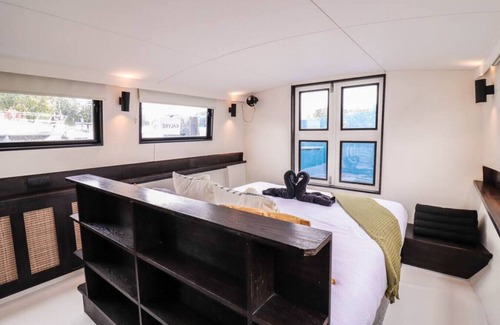 Runnymede Boat Rental | The Cosy Blue Boat - Azure Elegance Afloat