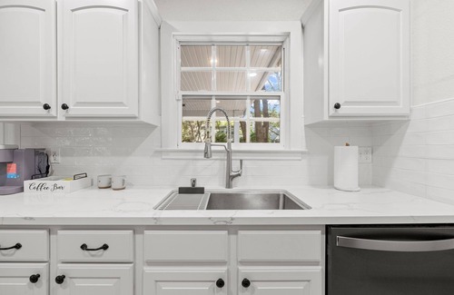 Central Sacramento House | The Cottage at McKinley. Updated 1 King & 1 Queen bed with 2 full baths.
