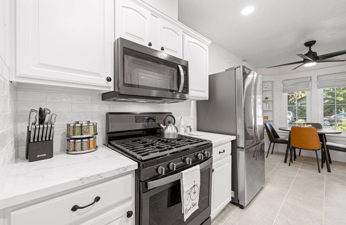 Central Sacramento House | The Cottage at McKinley. Updated 1 King & 1 Queen bed with 2 full baths.