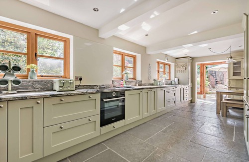 New Forest District House | The Cottage: Idyllic New Forest Thatched Cottage 5 Bedrooms