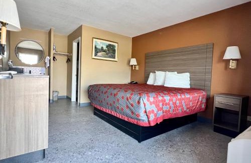 Devine Hotel | THE COUNTRY CORNER INN