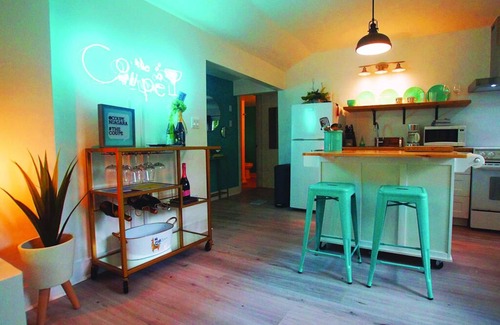 Historic Old Town House | The Coupe: A Hip Wine Lovers Retreat in Niagara-on-the-Lake! ✌️