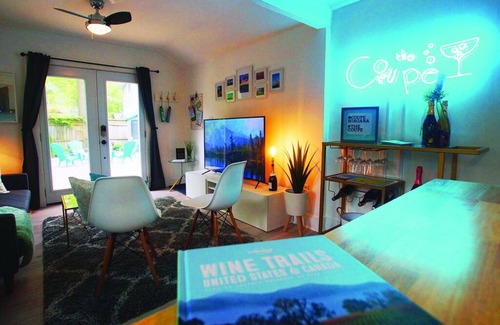 Historic Old Town House | The Coupe: A Hip Wine Lovers Retreat in Niagara-on-the-Lake! ✌️