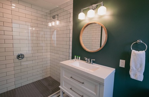 Westport Hotel | The Cove Inn