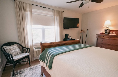 Westport Hotel | The Cove Inn