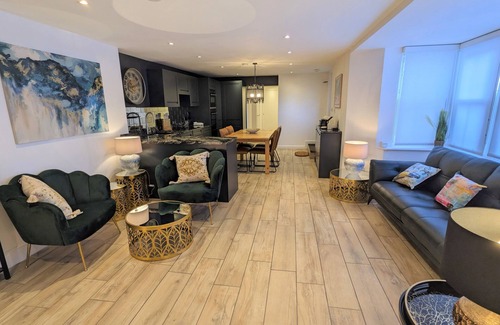 Seaview Apartment | The Cove is located on the seafront in the desirable village of Seaview.
