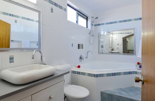 Coral Cove Apartment | The Cove Oceanfront Retreat, Upstairs Apartment - Pet friendly
