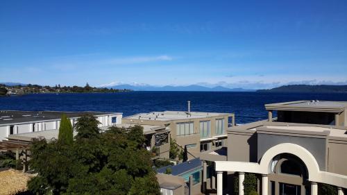 Waipahihi Hotel | The Cove- On The Lake